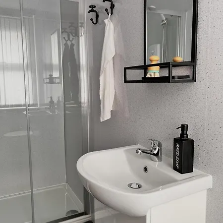 Spacious One Bedroom Apartment Next To Winter Gardens With Free On-Site Parking, Blackpool Esterno foto